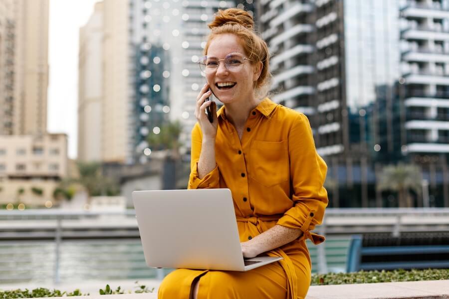 Cabify Joven sonriente consulta en el ordenador recursos útiles para su empresa