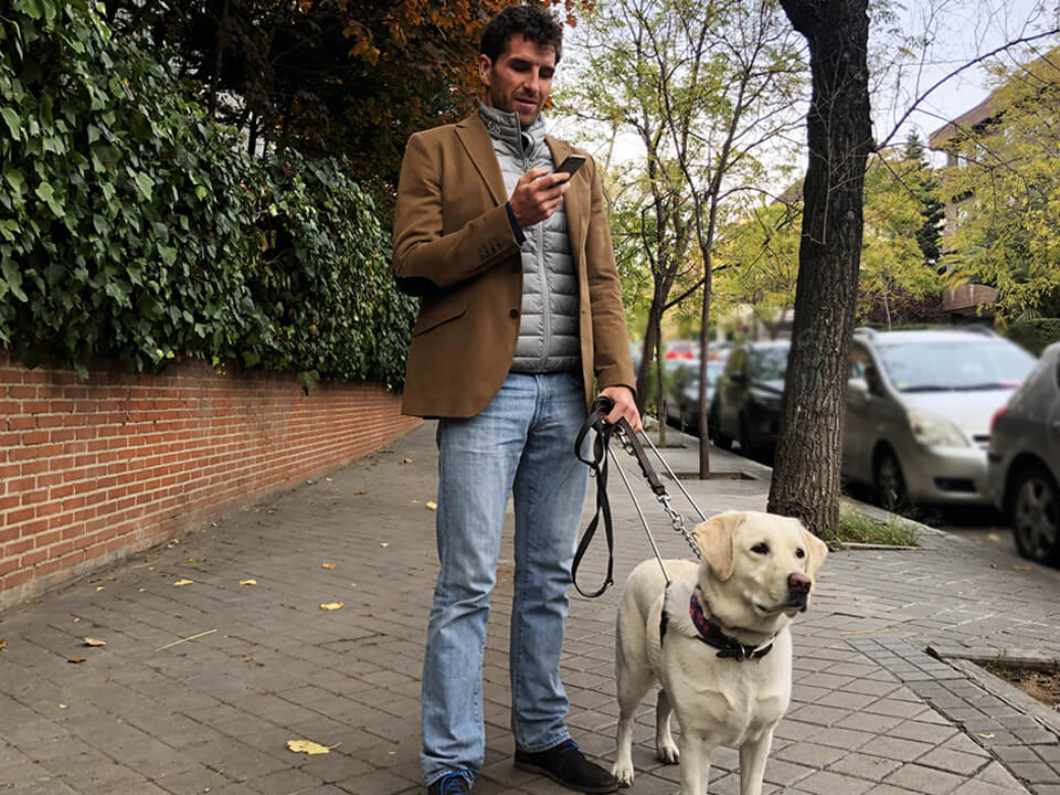 Pasajero ciego utilizando la app de Cabify Pasajero ciego utilizando la app de Cabify